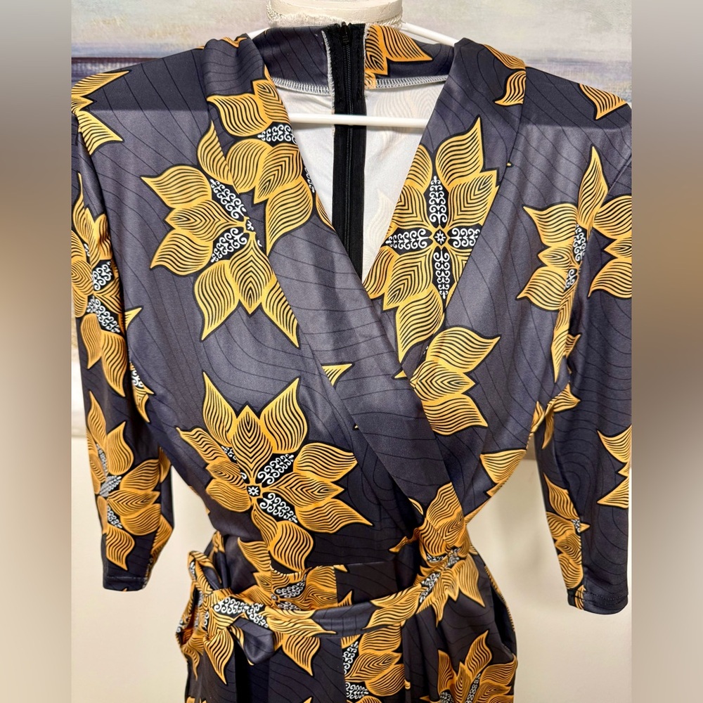 NWOT JUMPSUIT, 1-piece, V-Neck, Zipper, 3/4 Sleeves, Pockets, Flowers.Size L